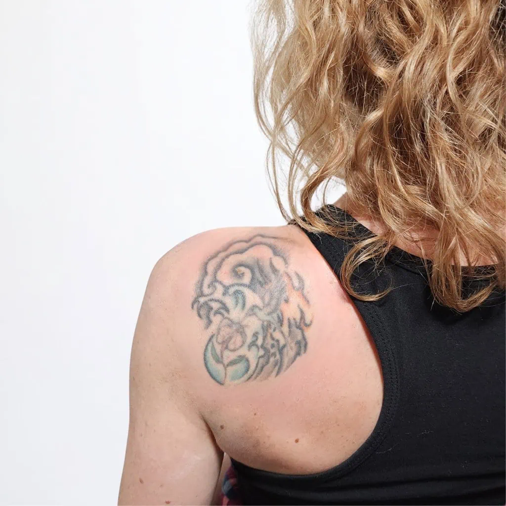 Altes, verblasstes Schulter Tattoo mit matten Farben – vor dem Touch-Up, gestochen in Widnau.