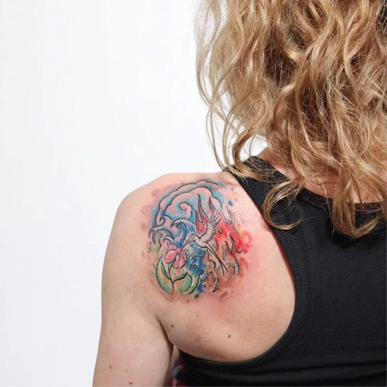 touch-up tattoo in widnau auf der Schulter mit kräftigen Farben und dynamischen Linien