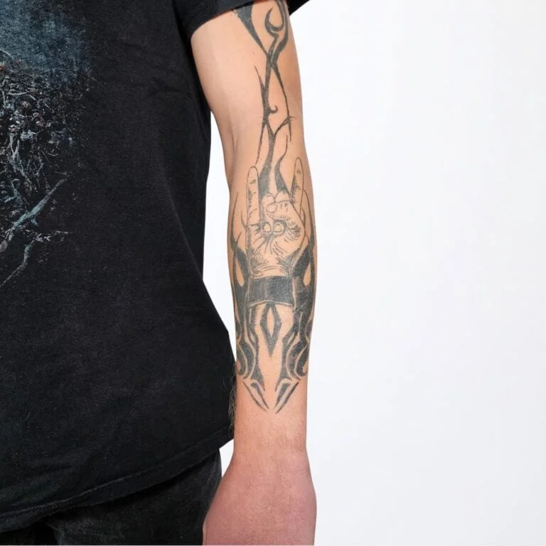 Verblasstes Unterarm Tattoo mit schwachen Linien – vor dem Touch-Up, gestochen in Widnau.
