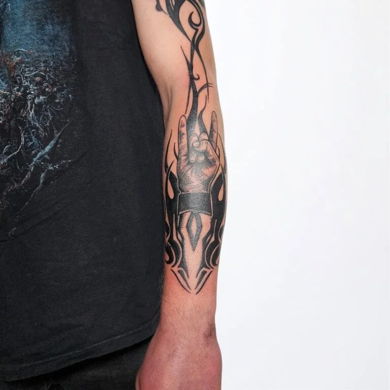 Unterarm Tattoo mit Hand- und Flammenmotiv – Linien und Kontraste durch professionelles Touch-Up in Widnau verbessert.