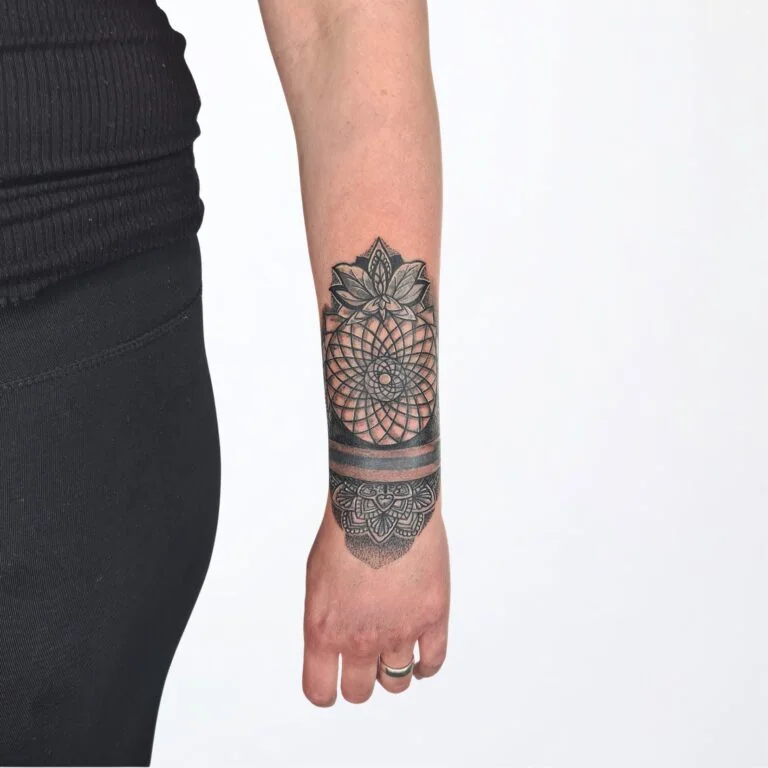 Frisch überarbeitetes Mandala Tattoo am Unterarm – Linien und Kontraste durch Touch-Up Tattoo in Widnau verstärkt.