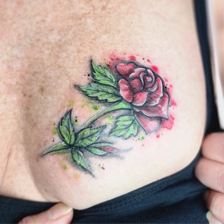 Frisch überarbeitetes Rosen Tattoo mit kräftigen Farben und klaren Linien – Touch-Up Tattoo in Widnau.