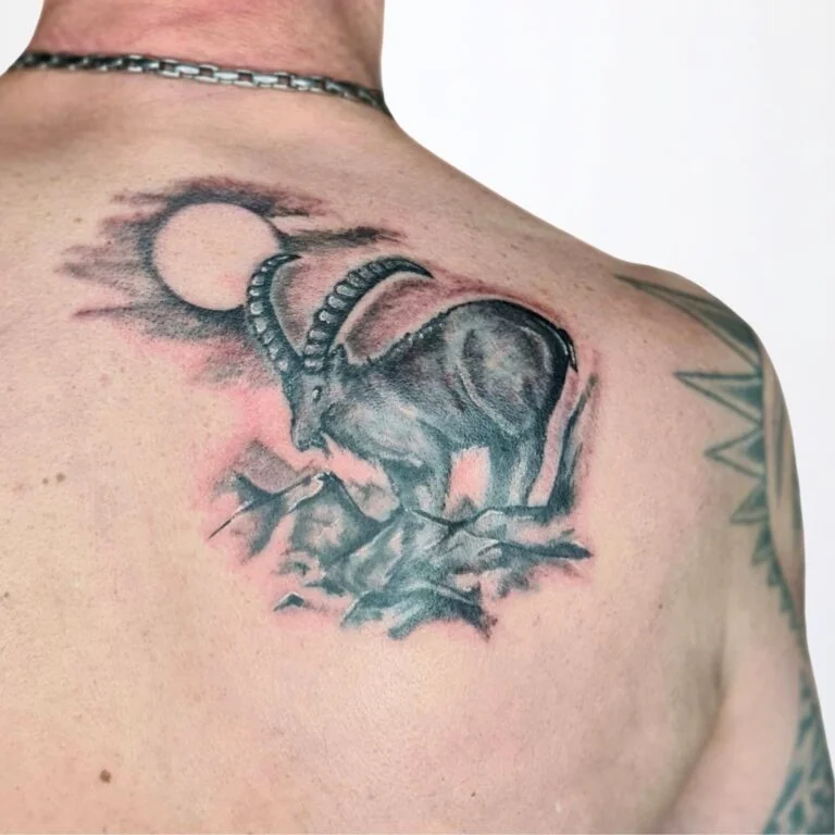 Touch-Up Tattoo mit Steinbock Motiv – Linien, Schatten und Kontraste überarbeitet im Bastelbude Tattoo Studio Widnau.