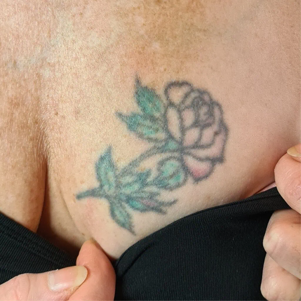 Verblasstes Rosen Tattoo auf der Schulter – matte Farben vor dem Touch-Up, gestochen in Widnau.