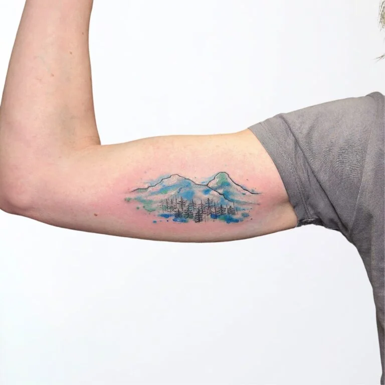 Tattoo einer Berglandschaft mit Wasserfarben-Effekt – nach professionellem Touch-Up Tattoo in Widnau.