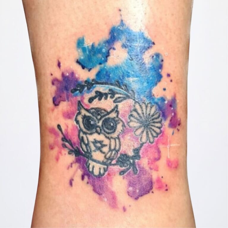 Watercolor Eulen Tattoo nach Auffrischung – kräftige Farben und klarere Linien, gestochen in Widnau.