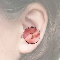 Nahaufnahme eines Anti-Tragus-Piercings am inneren Rand gegenüber dem Tragus, verziert mit einem zierlichen, leuchtenden Piercingschmuck, der eine subtile Eleganz ausstrahlt.
