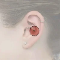 Einzigartiges Conch-Piercing in der Mitte der Ohrmuschel, hervorgehoben durch einen eleganten Ring, der sowohl Stil als auch Persönlichkeit unterstreicht.