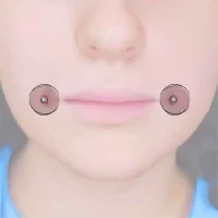 An den Mundwinkeln links und rechts angebrachtes, faszinierendes Dahlia Piercing, verschönert mit einem filigranen Silberring.