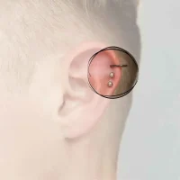 Helix-Piercing an der oberen Ohrkante, akzentuiert durch einen zarten, silbernen Ring, der sich elegant um den Knorpel schmiegt.