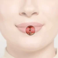 Ein Labret-Piercing, positioniert direkt unter der Unterlippe, akzentuiert mit einem eleganten Schmuckstück, das sowohl Stil als auch Persönlichkeit unterstreicht.