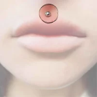 Ein Medusa-Piercing, zentral über der Oberlippe positioniert, verleiht mit einem dezenten Schmuckstück einen Hauch von Symmetrie und Stil im Gesicht.