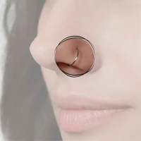 Ein Nostril-Piercing an der Seite der Nase, elegant hervorgehoben durch einen kleinen, glänzenden Stud, der einen dezenten, aber markanten Akzent setzt.