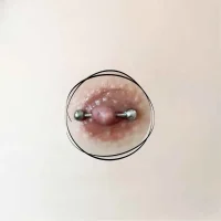 Ein Brustpiercing, ästetisch an der Brustwarze, stilvoll mit Ring oder Barbell, sieht verführerisch aus.