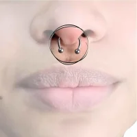 Ein markantes Septum-Piercing, zentral in der Nasenscheidewand platziert, akzentuiert mit einem eleganten Ring, der traditionellen Stil mit modernem Flair verbindet.