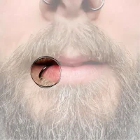 Side-Labret-Piercing an der Seite der Unterlippe, betont mit einem schlichten, aber auffälligen Schmuckstück, das einen Hauch von individuellem Stil verleiht.
