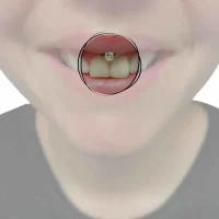 Einzigartiges Lippenbändchen-Piercing, versteckt und doch auffällig, verziert mit einem kleinen, funkelnden Schmuckstück, das einen subtilen Glanz verleiht
