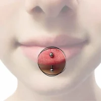 Ein Vertical Labret oder Eskimo Piercing, das direkt durch die Unterlippe geht und mit einem schlichten Schmuckstück an beiden Enden sichtbar ist, bietet einen einzigartigen und auffälligen Look.