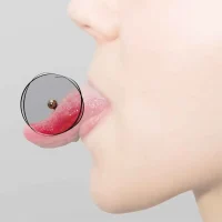 Ein Zungenpiercing, zentral positioniert, akzentuiert mit einem dezenten, glänzenden Barbell, das einen Hauch von rebellischer Eleganz verleiht.