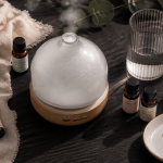 Diffuseur humidificateur huile essentielle en verre et bois sur table