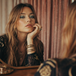maquillage année 70 hippie sur femme devant miroir