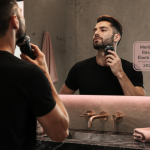 Meilleur rasoir électrique homme 2024 utilisé dans une salle de bain moderne