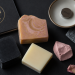 Meilleur savon pour visage, savons solides artisanaux sur fond noir