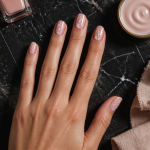 ongle blanche avec taches, choc ou mycose