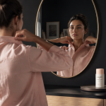 quel déodorant pour odeur forte femme, femme élégante devant miroir