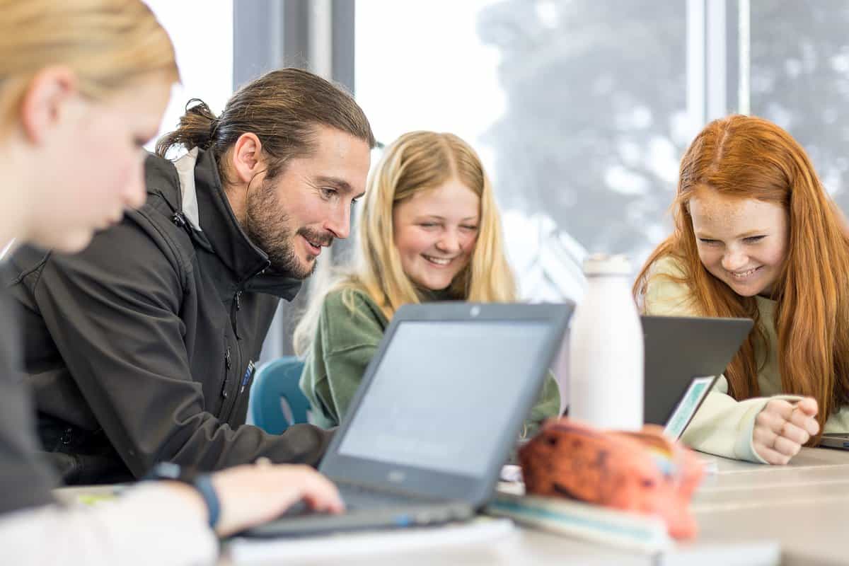 0V2A5255 Collaborative learning at Bell Block School NZ, students engaging with digital devices.