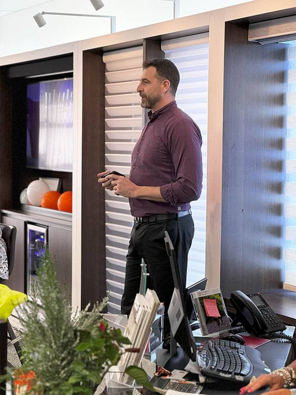 Audio description for blinds presentation, showcasing modern window coverings at Blind Magic.