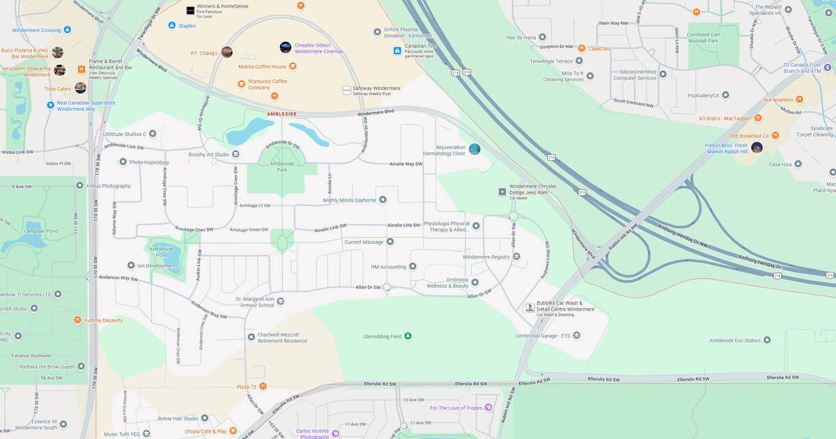 Detailed city map highlighting streets, parks, and public transportation options in Toronto.