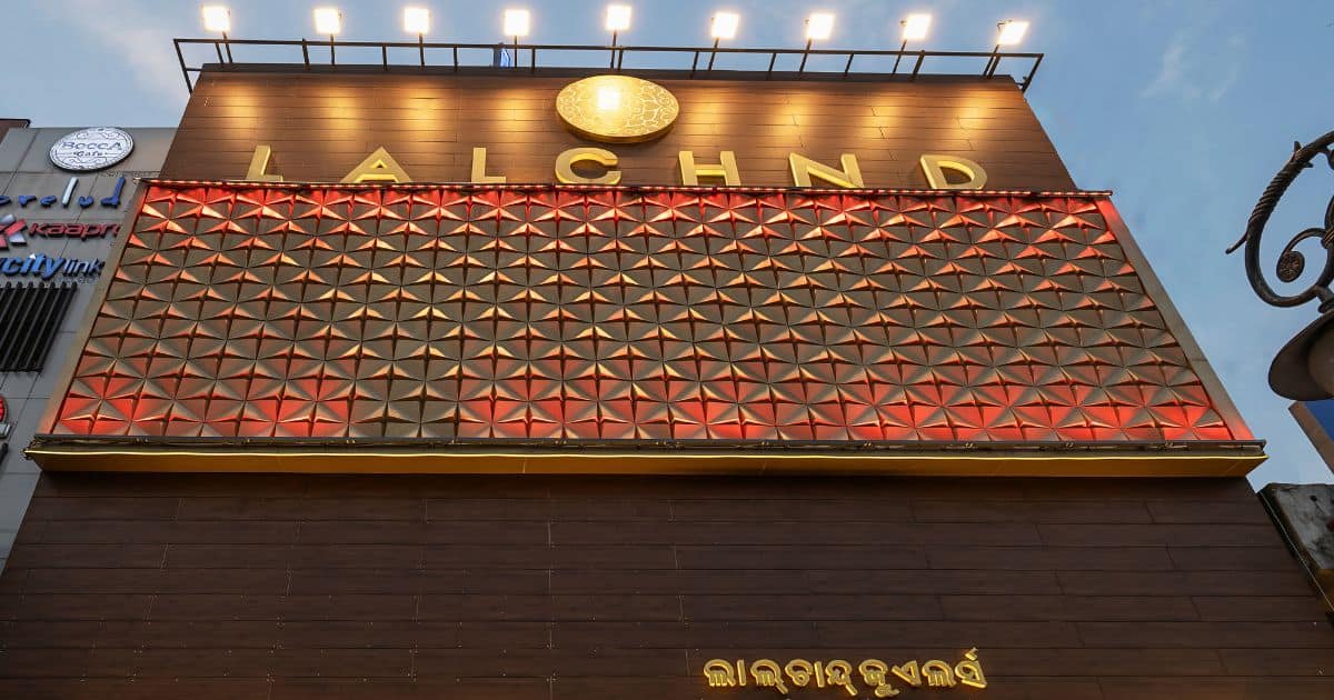 Building façade with golden 3D cladding panels project by Aludecor and integrated lighting design