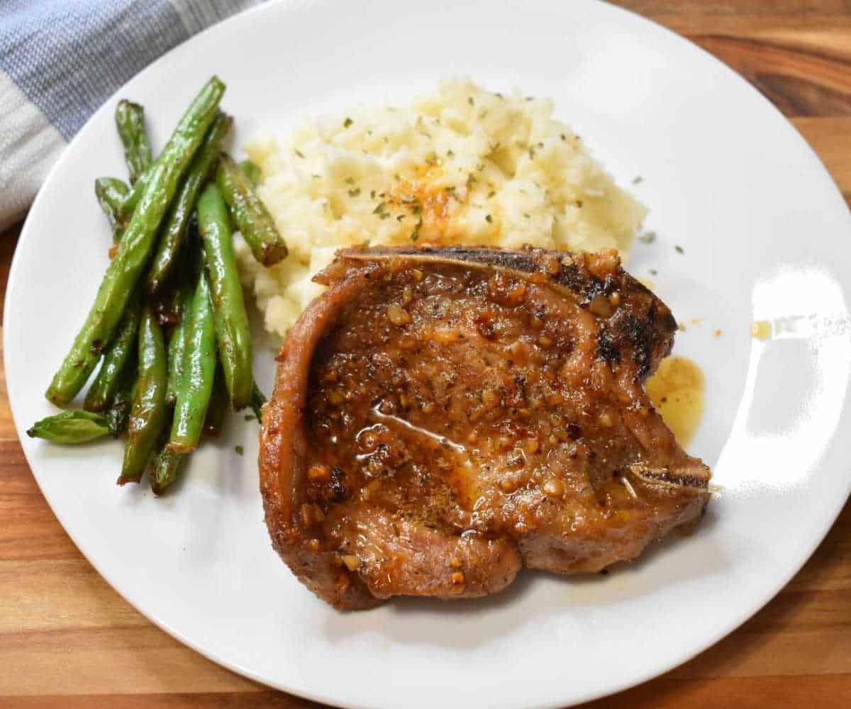 Garlic brown sugar pork chops with green beans and mashed potatoes