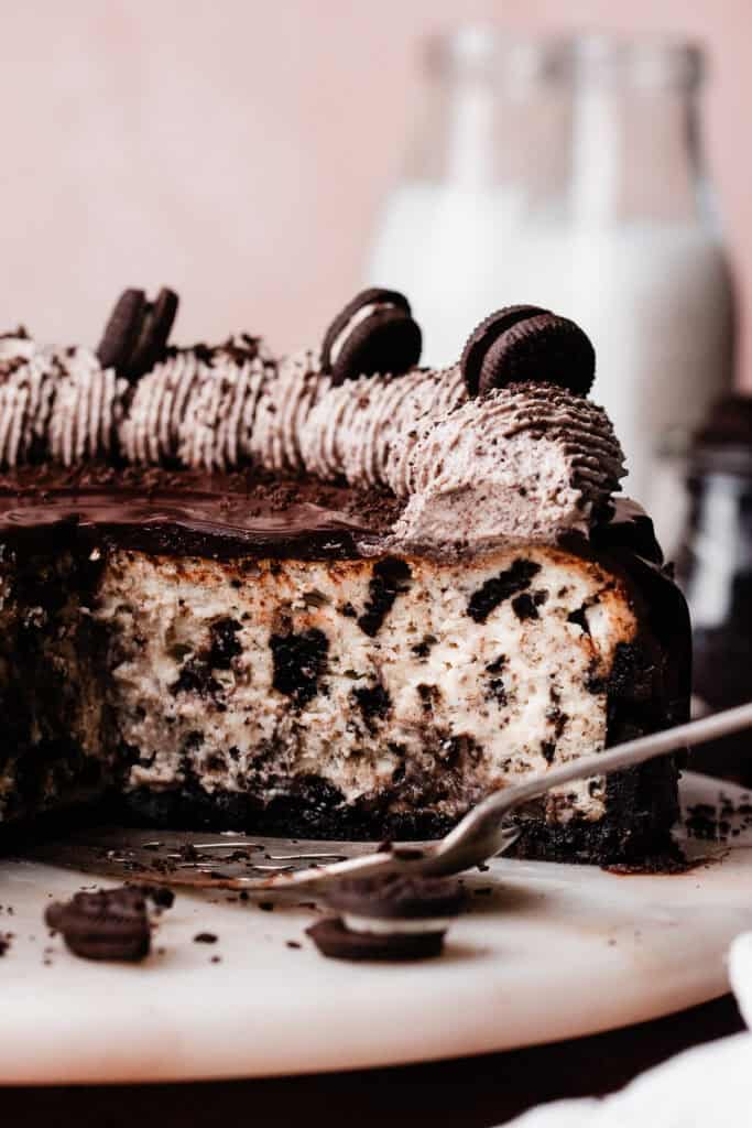 A close-up on the inside of the sliced oreo cheesecake.