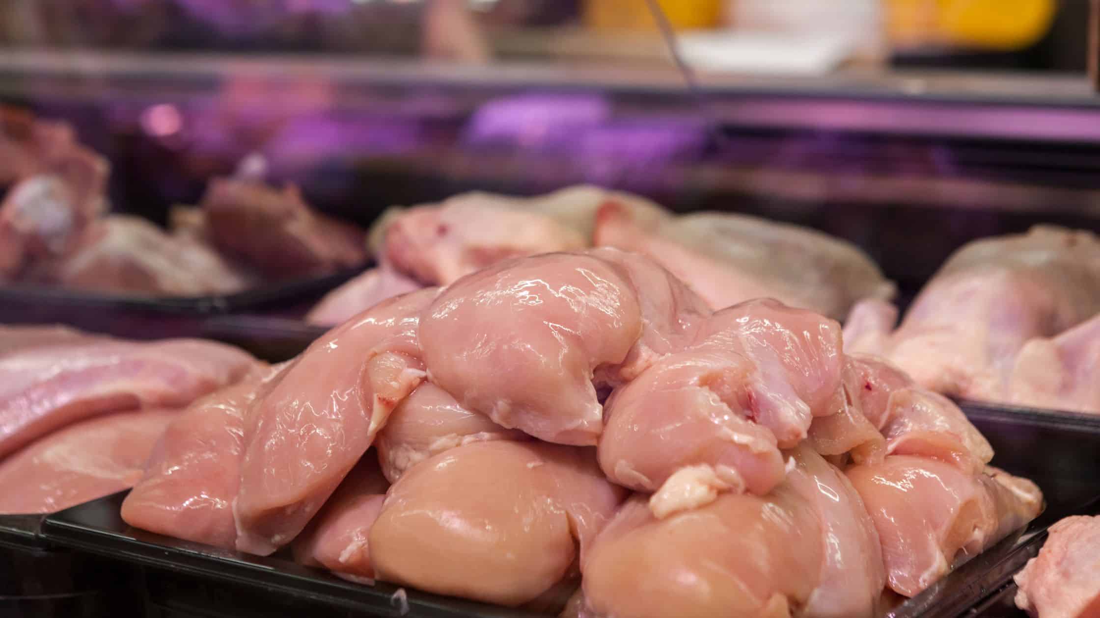 Fresh raw chicken meat displayed at Boedirep, a trusted supplier of quality poultry products in Nigeria. Perfect for customers seeking fresh, hygienic chicken options for cooking and meal preparation.
