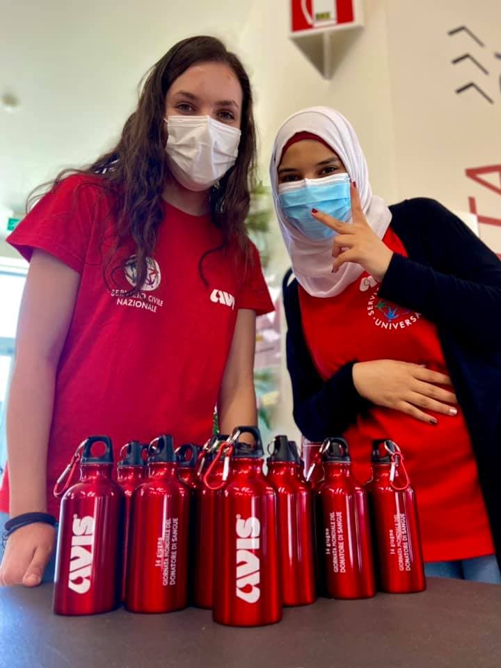 Le ragazze del SCN consegnano borracce ai donatori