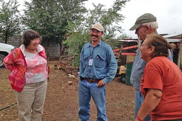 Jackye Meinecke (L) chats with the Border Partners team Juan Rascon, Peter Edmunds, and Juana Flores during her visit to our garden program in Puerto Palomas.