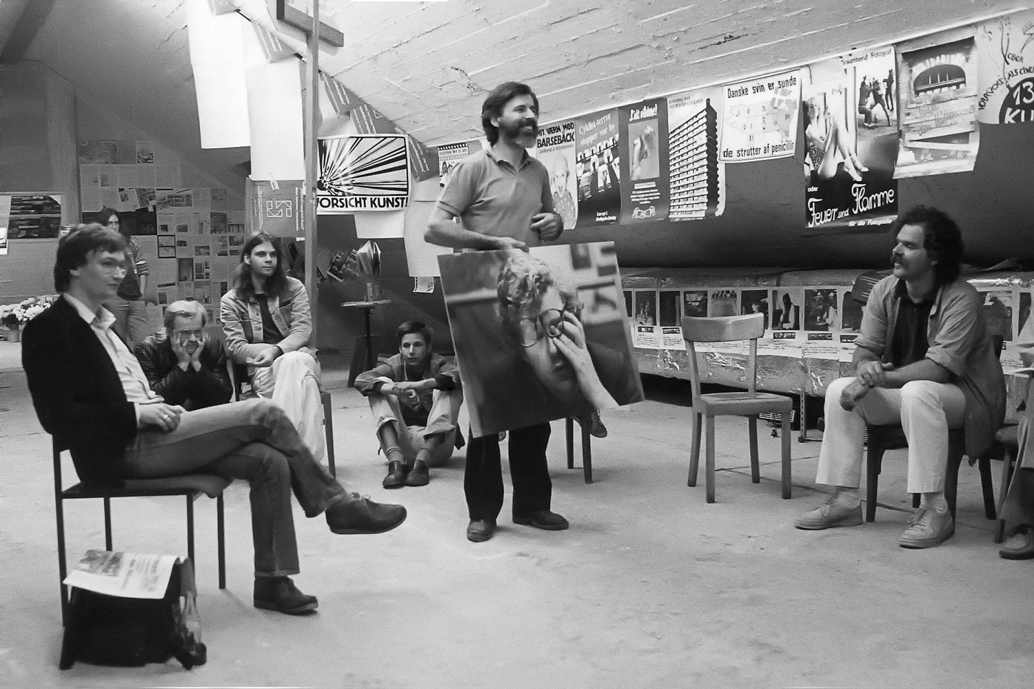 Documenta Workshopteilnehmer*innen (v.l.n.r) Tobias Heldt, Hervè Fischer (stehend), Dirk Reinartz