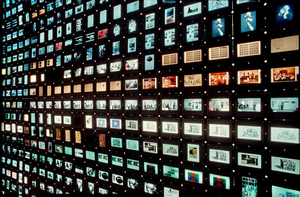 Dia-Installation an der Schaufensterscheibe der bildo akadmie