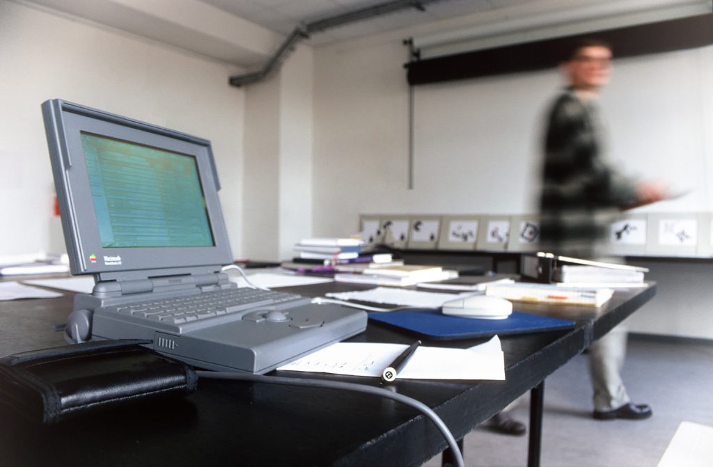 Konferenz an der bildo akademie (erstes Apple Laptop)