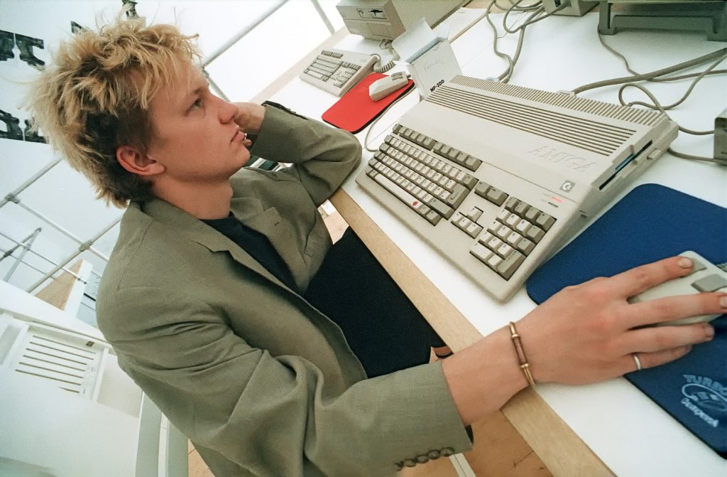 Student der bildo akademie am Commodore Amiga Computer