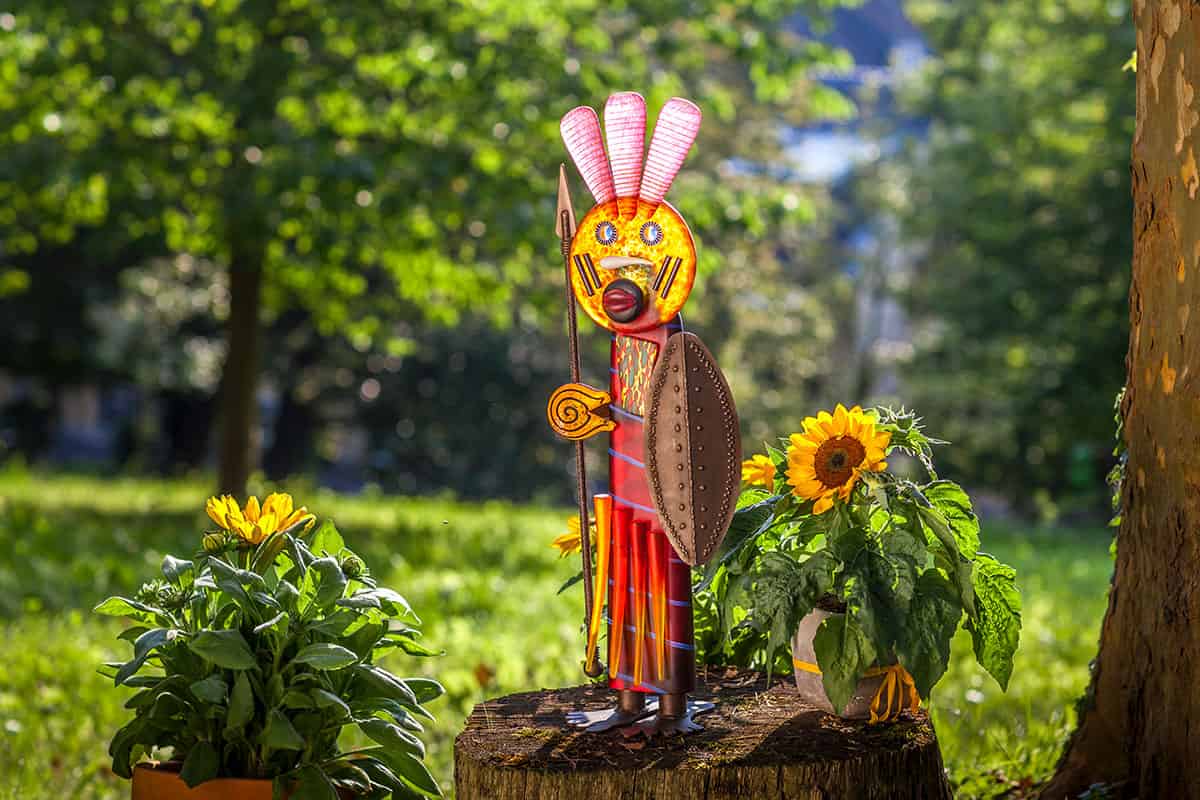 Die kunstvolle Glasskulptur MASSAI im Gegenlicht.