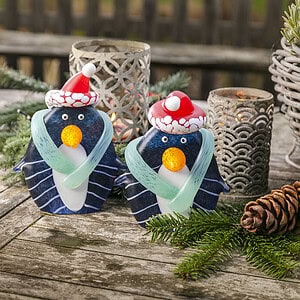 Der Borowski Christmas Pingu ist ein niedlicher Pinguin aus Glas mit Weihnachtsmütze und Schal.