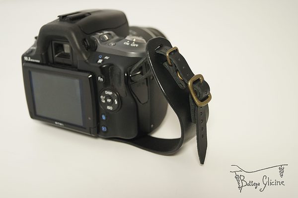 革製の黒いハンドストラップ