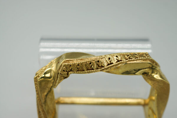 Twisted-Rectangle-Buckle