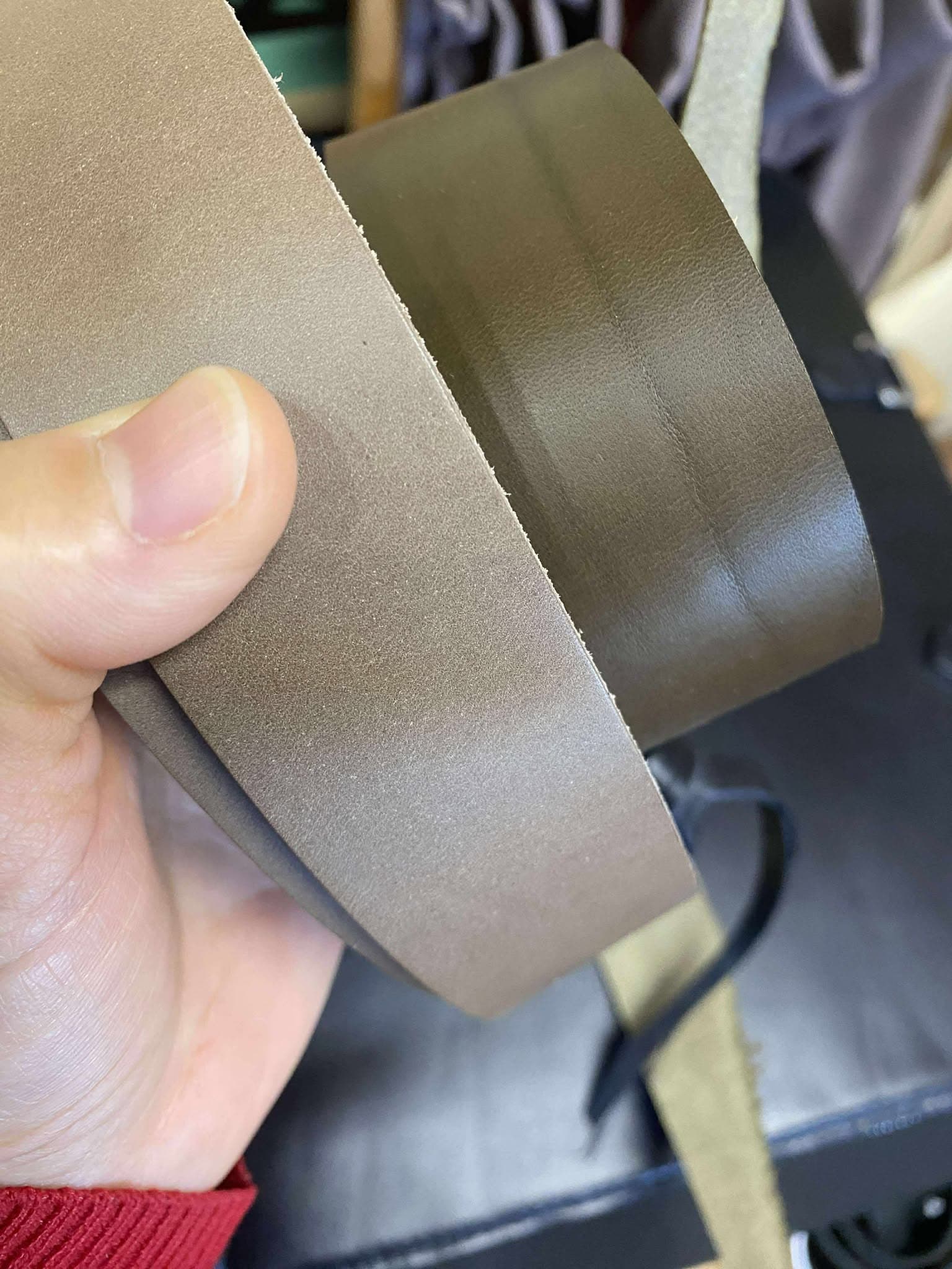 カーキとグレーの本革　色比較