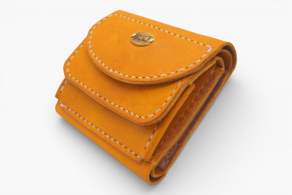 Bottega Glicineのカスタマイズできる手縫いの革財布のアップ写真　