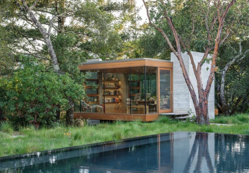 Moss Rock, Floating Glass-Box Home Perched Above a California Forest