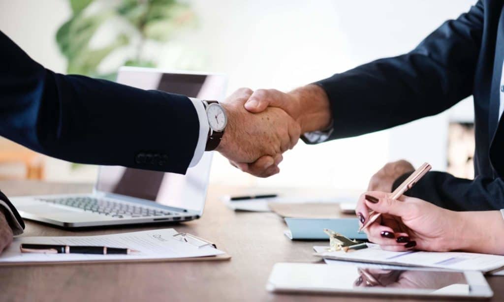 Businessperson choosing the best state to incorporate an online business in the US